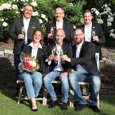 Die neuen Tollitäten Jungfrau Lea (Rodenbach), Prinz Thomas III. (Schmitz), Bauer Maurice (Jakobs) mit Frank Mehren, Prinzenführer Große Gladbacher KG; Alexander Pfister, Präsident Große Gladbacher KG; Frank Haag, 1. Vorsitzender Große Gladbacher KG