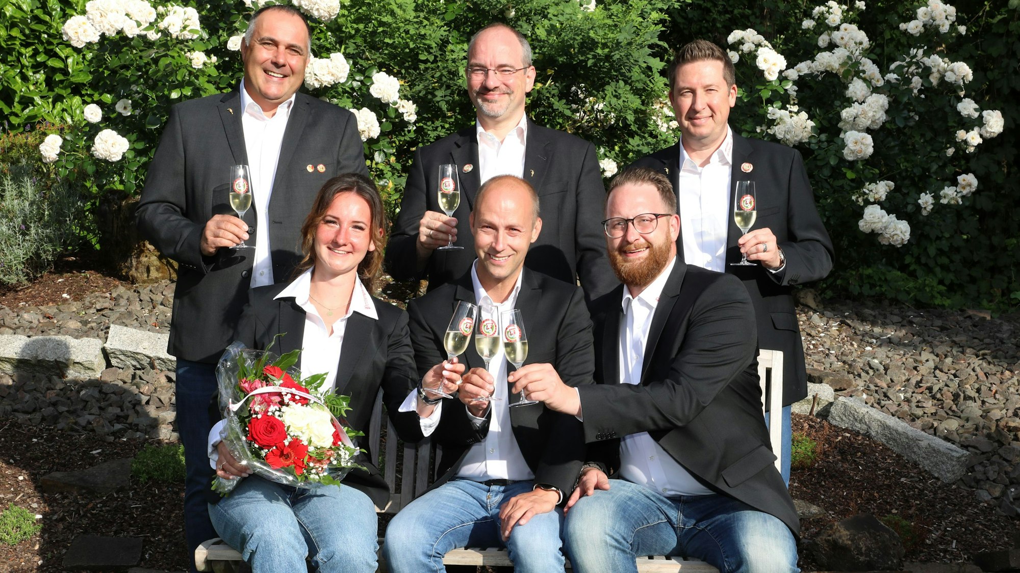 Die neuen Tollitäten Jungfrau Lea (Rodenbach), Prinz Thomas III. (Schmitz), Bauer Maurice (Jakobs) mit Frank Mehren, Prinzenführer Große Gladbacher KG; Alexander Pfister, Präsident Große Gladbacher KG; Frank Haag, 1. Vorsitzender Große Gladbacher KG