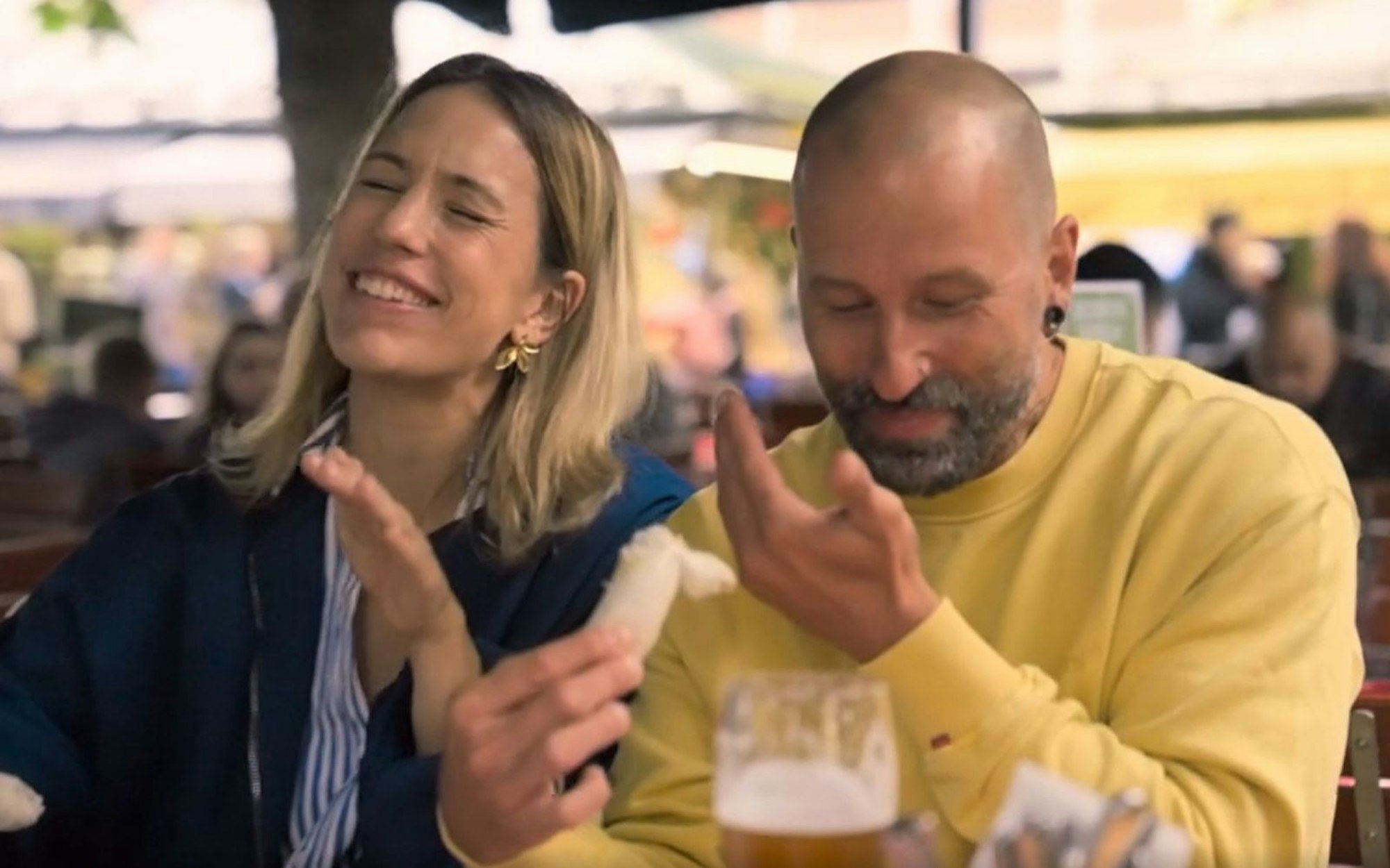 Andreas ist kein Weißwurst-Profi, stellen er und Date-Partnerin Laura amüsiert fest. (Bild: SWR/ Screenshot)