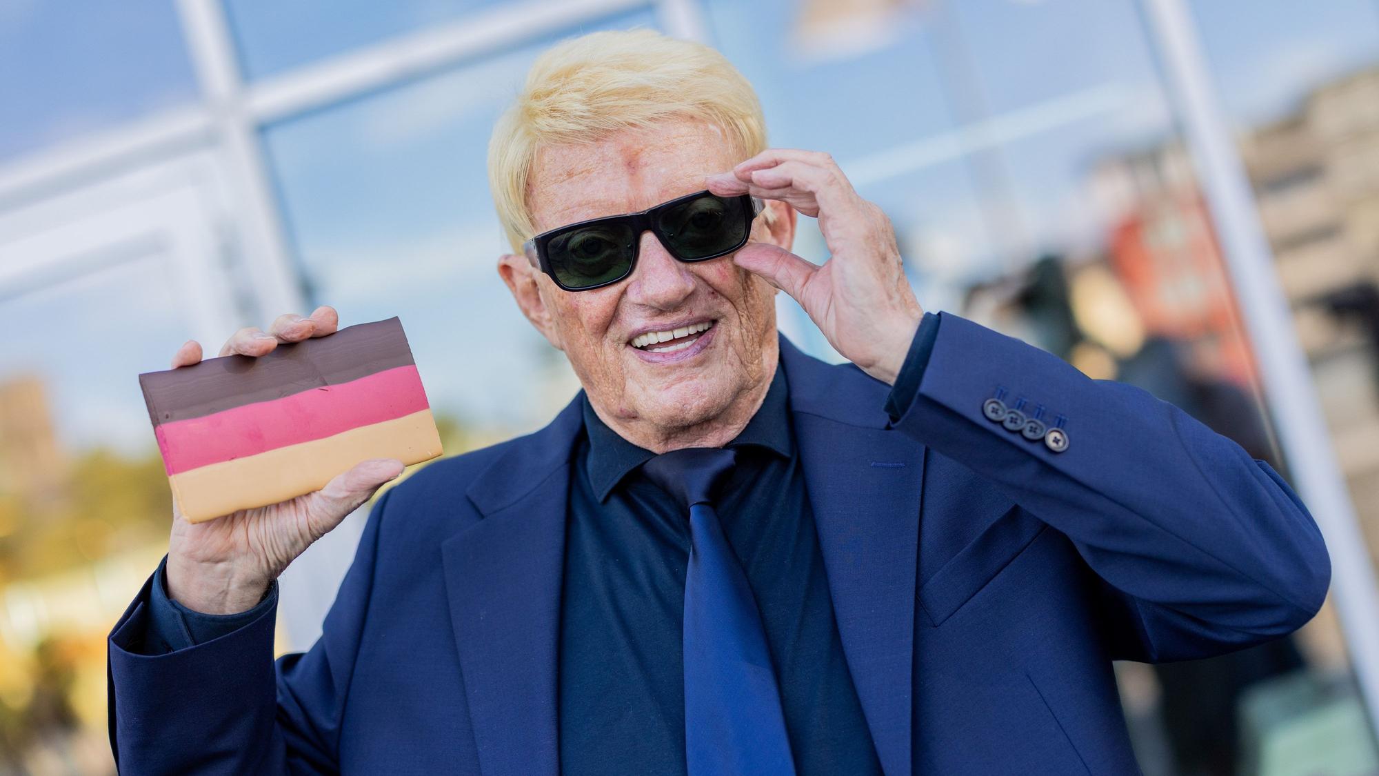 29.08.2025, Nordrhein-Westfalen, Köln: Schlagersänger Heino stellt im Schokoladenmuseum seine «Deutschland Schokolade» (Hersteller: Wagner) vor. Die Schokolade in den deutschen Nationalfarben besteht aus Zartbitter-, Kirsch- und Karamellschokolade. Foto: Rolf Vennenbernd/dpa +++ dpa-Bildfunk +++