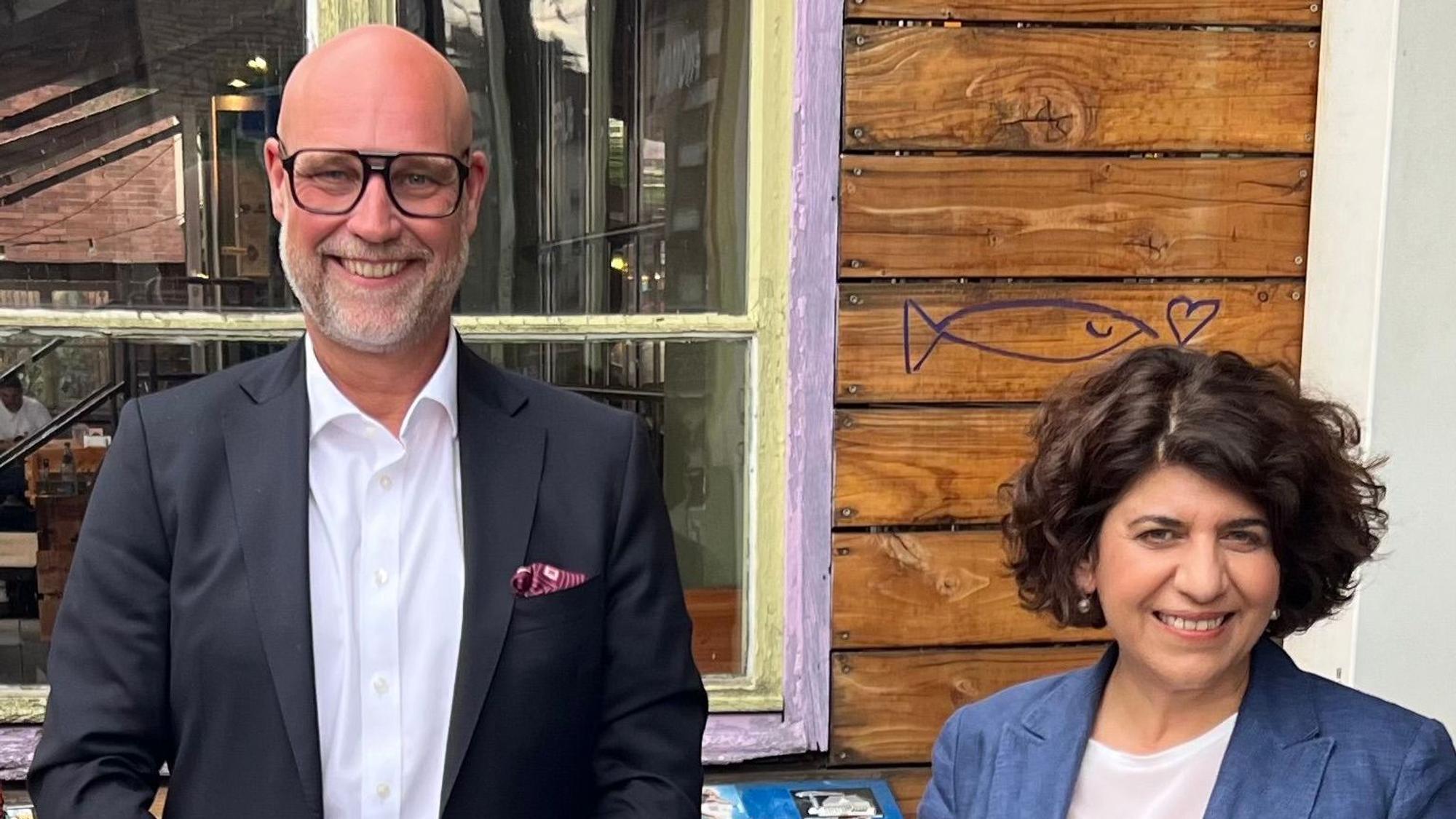 Volker Görzel und Berivan Aymaz vor dem Talk in der Kölner Wohngemeinschaft