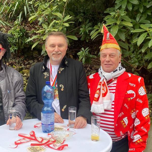 Michael Eyer hat seinen Weg in den Karneval schnell gefunden, wie die Bänder der Orden auf diesem Bild zeigen.