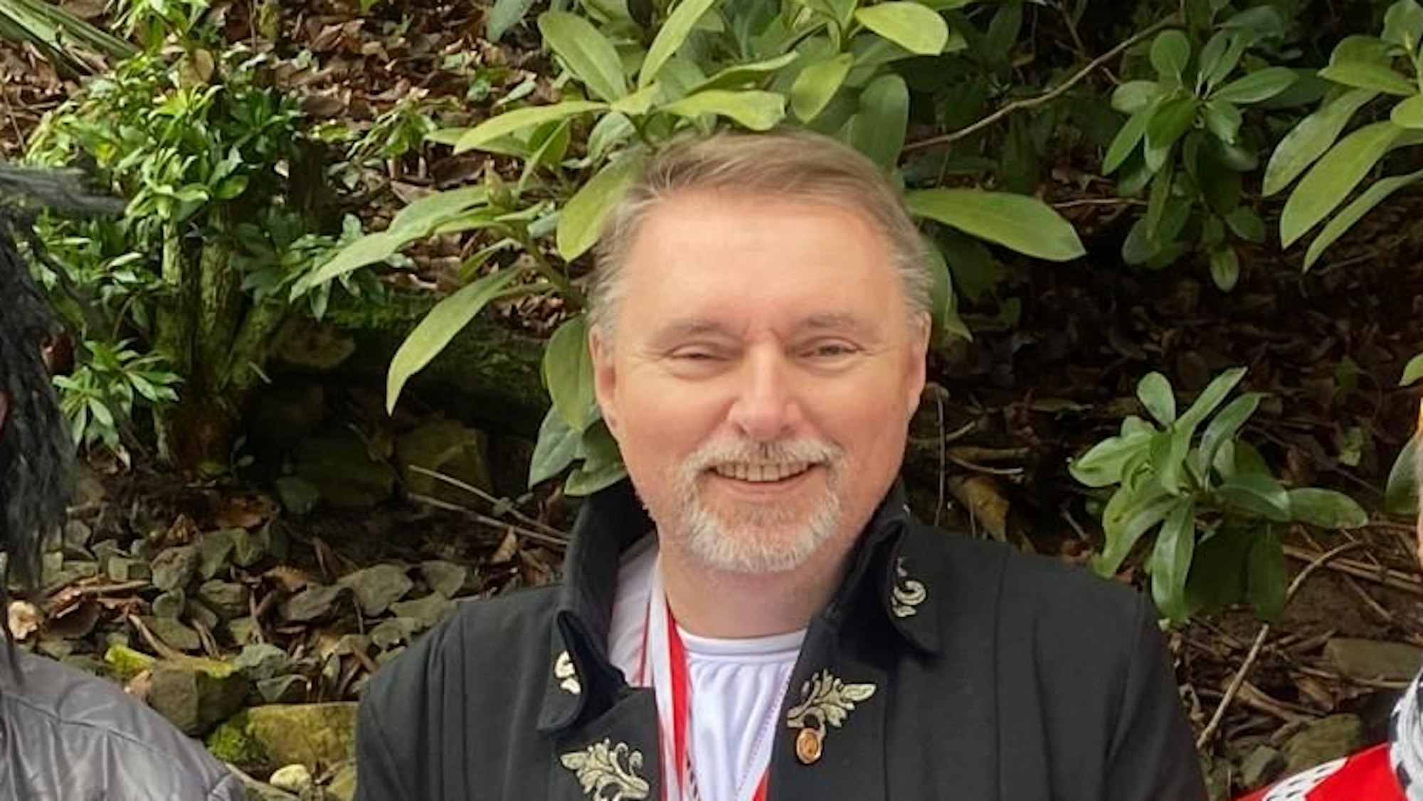 Michael Eyer hat seinen Weg in den Karneval schnell gefunden, wie die Bänder der Orden auf diesem Bild zeigen.