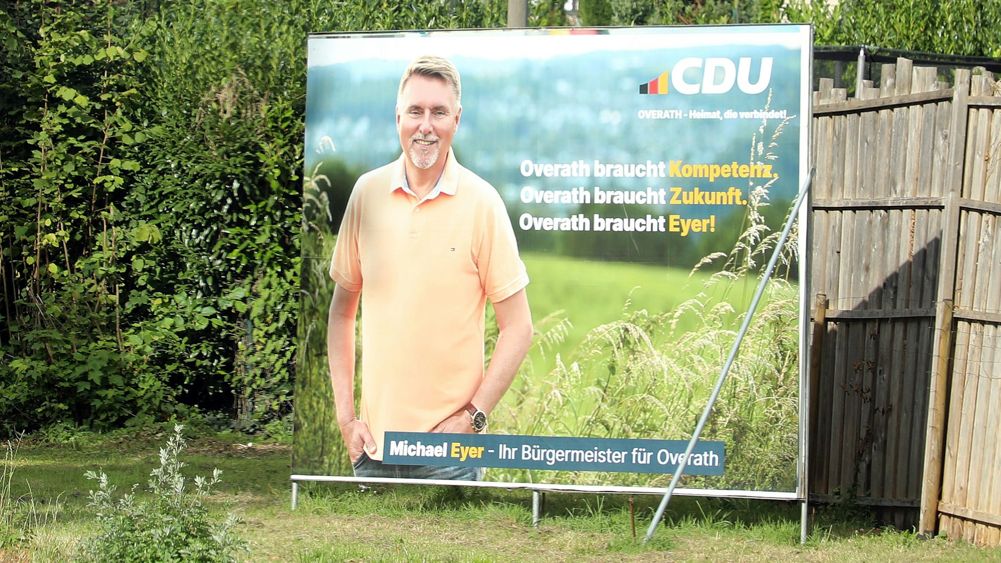 Auf einem Plakat wirbt der CDU-Bürgermeisterkandidat mit dem Spruch „Overath braucht Eyer!“