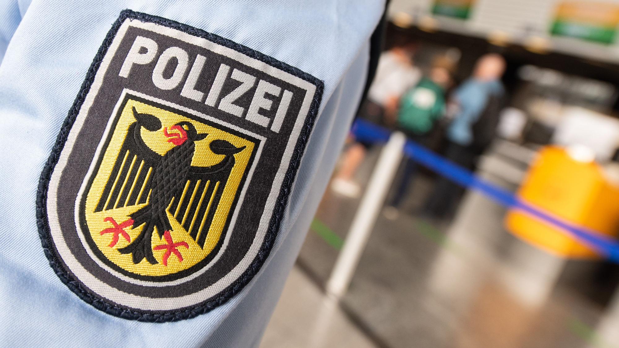 Eine Streife der Bundespolizei geht durch ein Flughafenterminal. (Symbolbild)