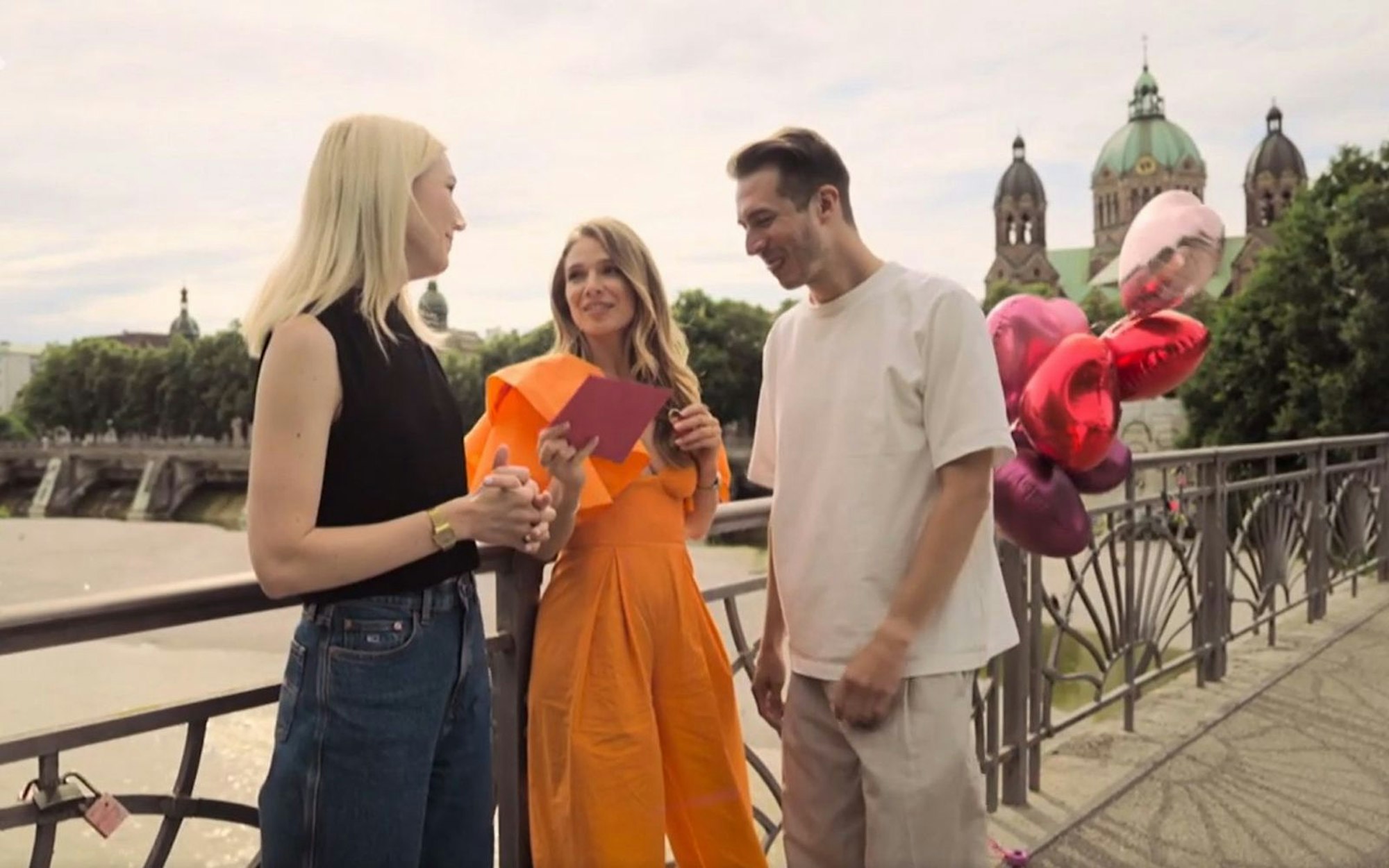 Das könnte was werden: Martha (links) und Matt haben Gefallen aneinander gefunden. Lola Weippert freut's. (Bild: SWR/ Screenshot)