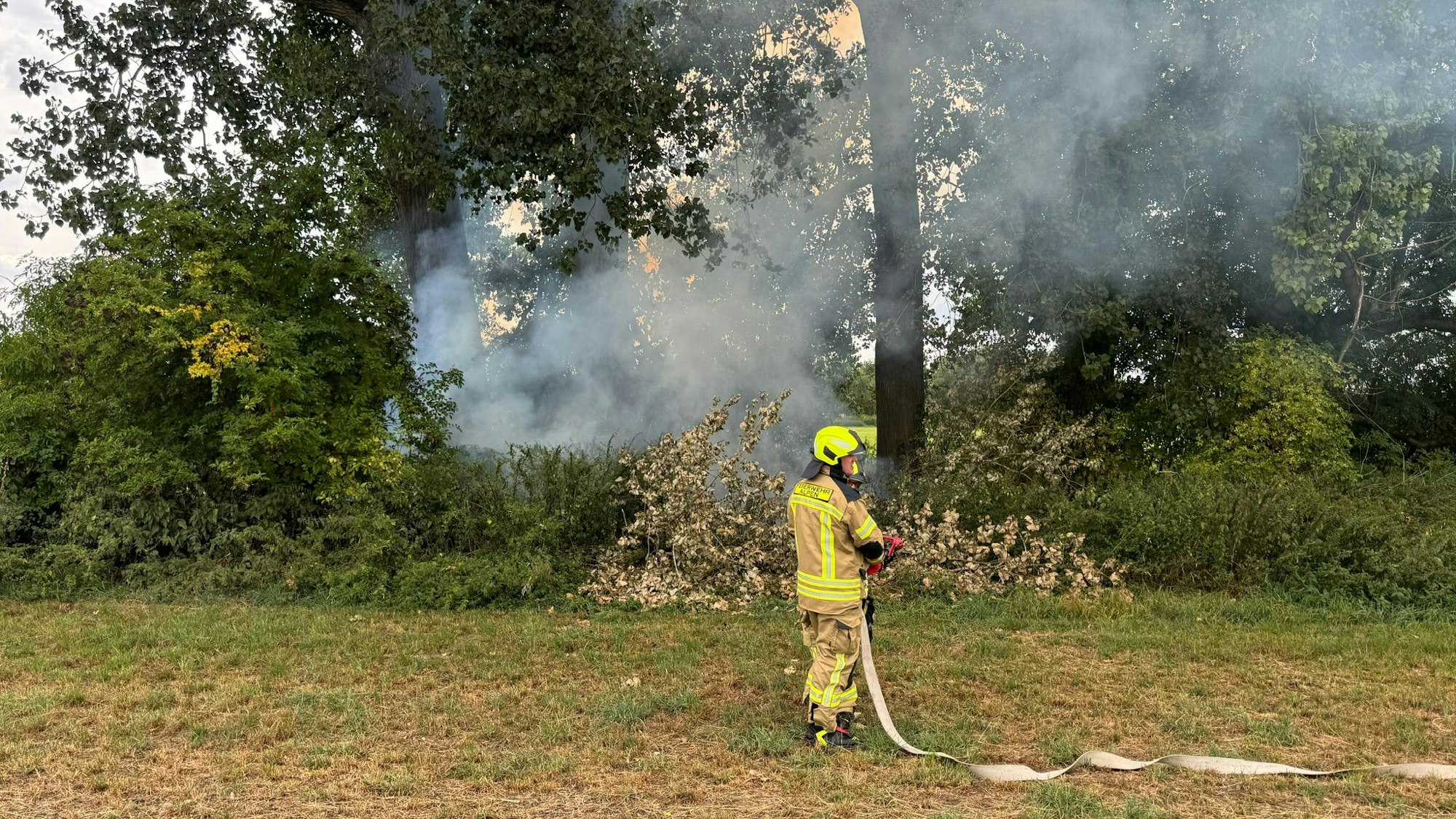 Die Feuerwehr Alpen beim Bekämpfen eines Feuers in der Vegetation nach Blitzeinschlag.