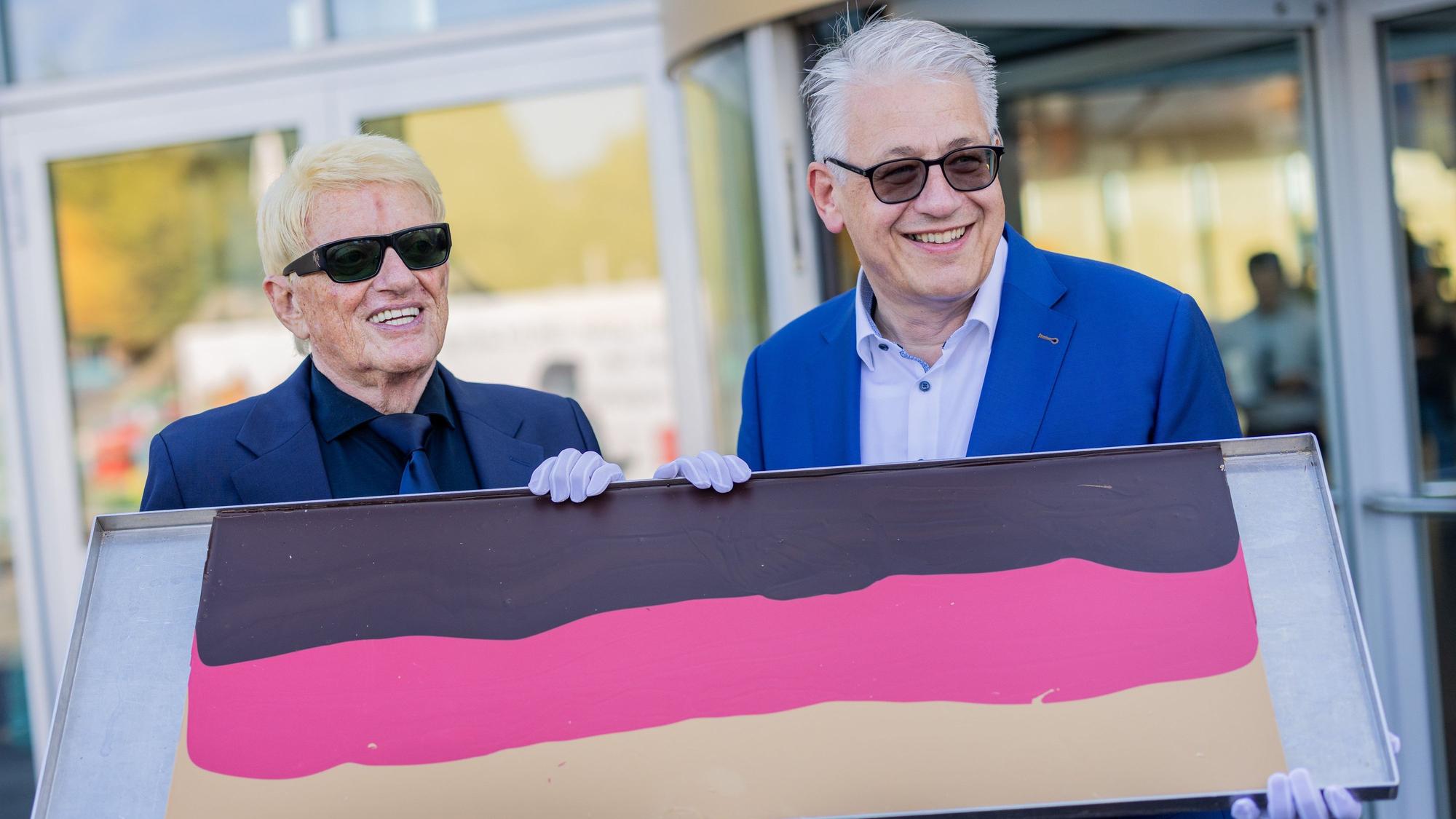 Schlagersänger Heino und Pralinenhersteller Jörg Wagner (r) stellen am Schokoladenmuseum ihre „Deutschland Schokolade“ vor.