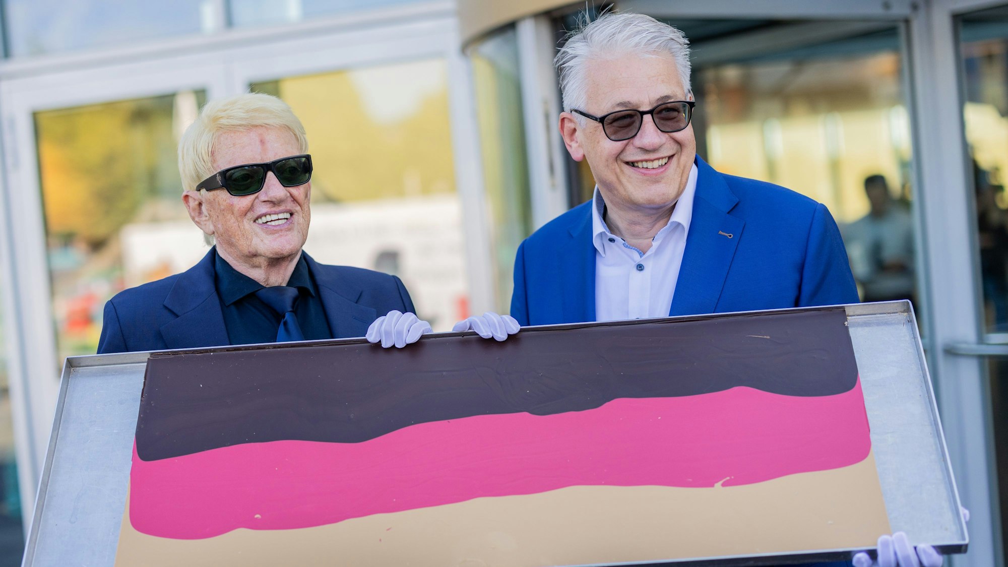 Schlagersänger Heino und Pralinenhersteller Jörg Wagner (r) stellen am Schokoladenmuseum ihre „Deutschland Schokolade“ vor.