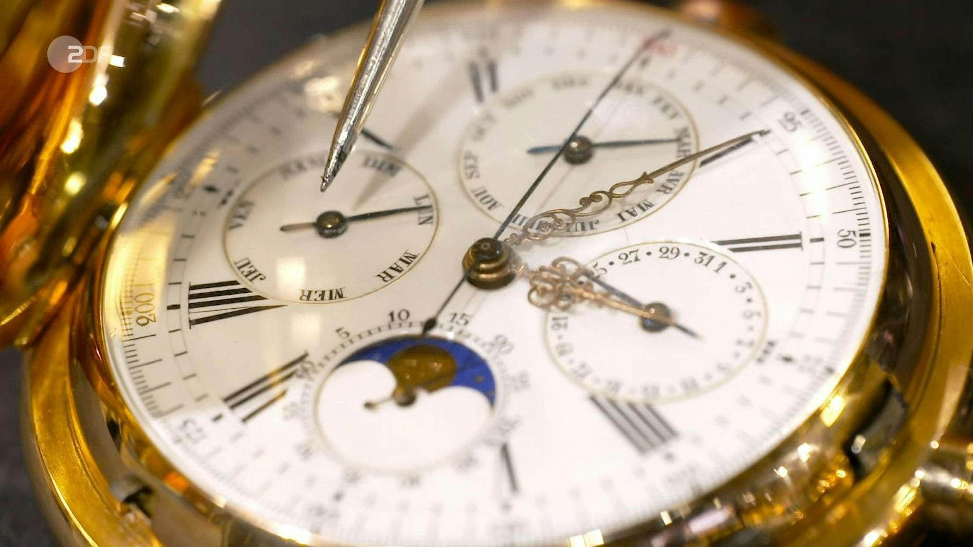 Die goldene Schweizer Taschenuhr mit Komplikationen aus der Zeit um 1900 hatte einen Wert von 5.000 bis 5.500 Euro. Mehr als 3.700 Euro wollte jedoch niemand ausgeben, und so bekam Julian Schmitz-Avila die Uhr.
(Bild: ZDF)