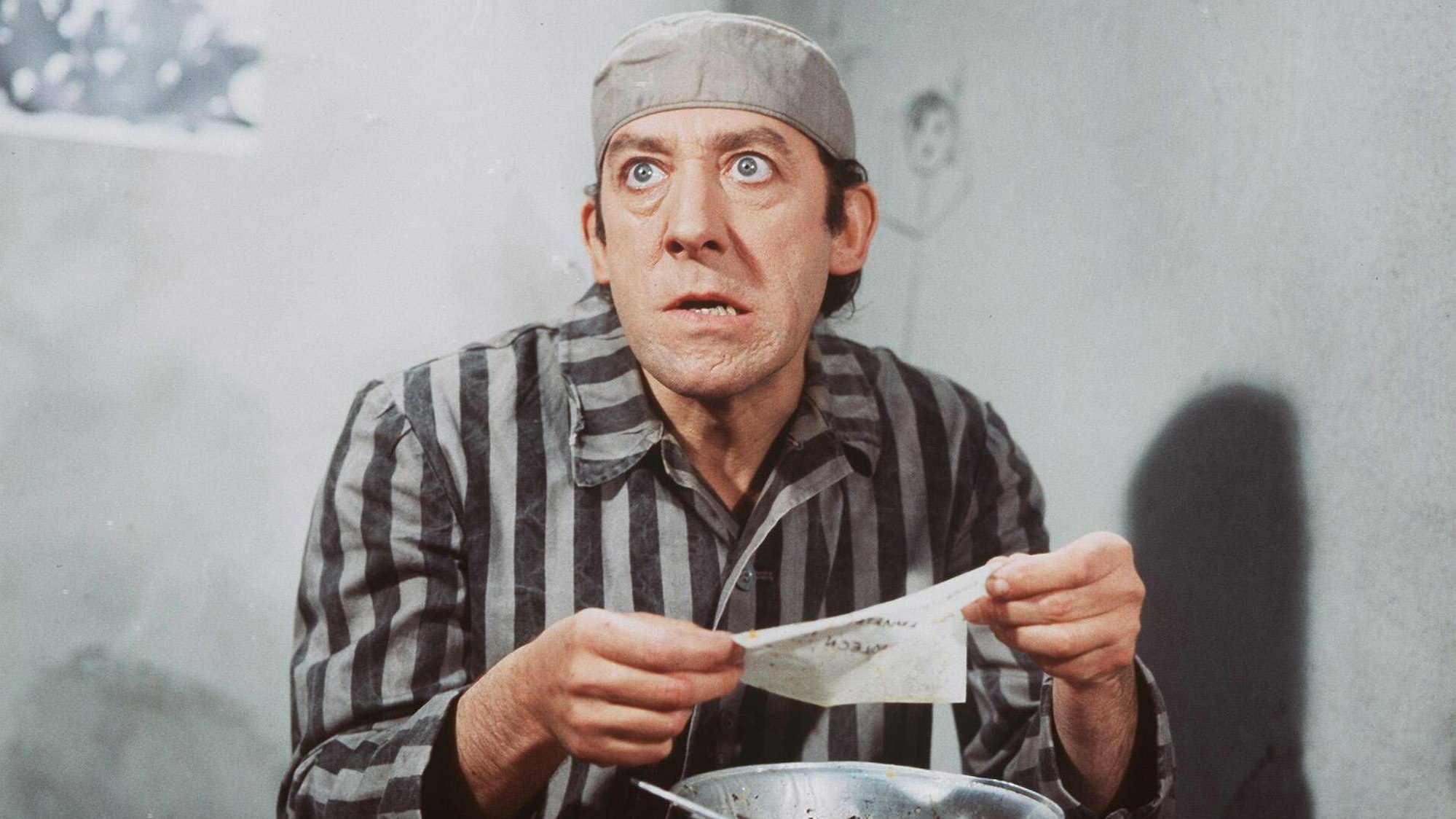 Bild aus "Nonstop Nonsens - Didi in Gangsterkreisen": Wohin es führt, wenn man sich mit Gangstern einläßt, sieht man Dieter Hallervorden - jetzt muss er in einem gestreiften Anzug aus dem Blechnapf essen.