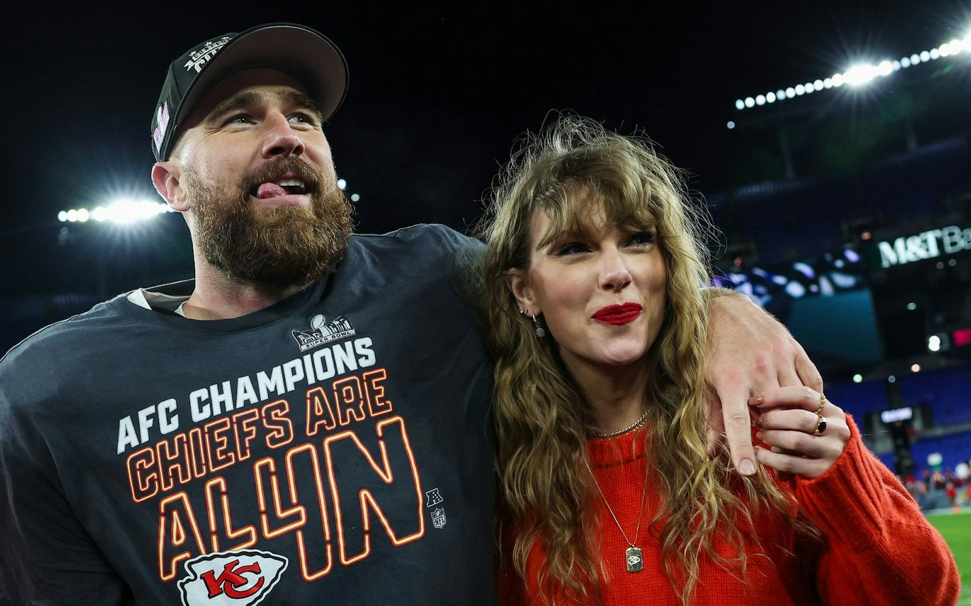 Travis Kelce und Taylor Swift sind seit Herbst 2023 unzertrennlich. Kommendes Jahr wagt sich das Paar vor den Traualtar. (Bild: Getty Images / Patrick Smith)