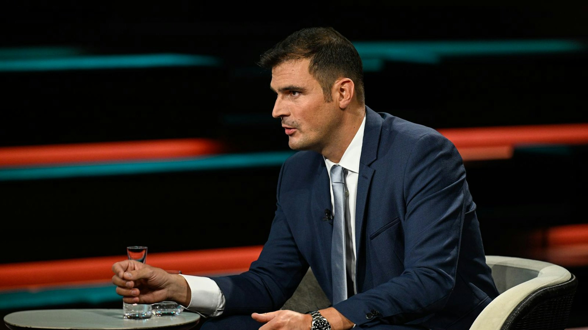 Journalist Jan Philipp Burgard machte sich Sorgen, das geplante Wehrdienstgesetz könne sich als „eine Reform mit Ladehemmung“ herausstellen. (Bild: ZDF / Markus Hertrich)