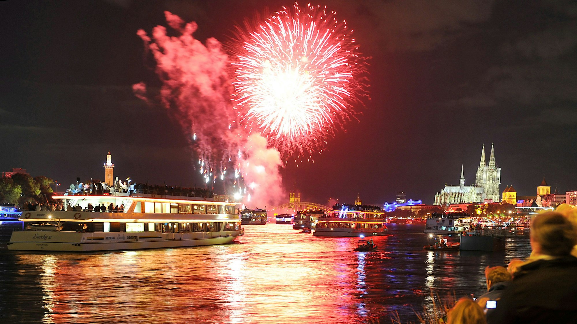 Feuerwerkskörper erleuchten bei der Veranstaltung «Kölner Lichter» den Nachthimmel. (zu dpa: «Erstmals seit sechs Jahren wieder Kölner Lichter») Foto: Henning Kaiser/dpa
