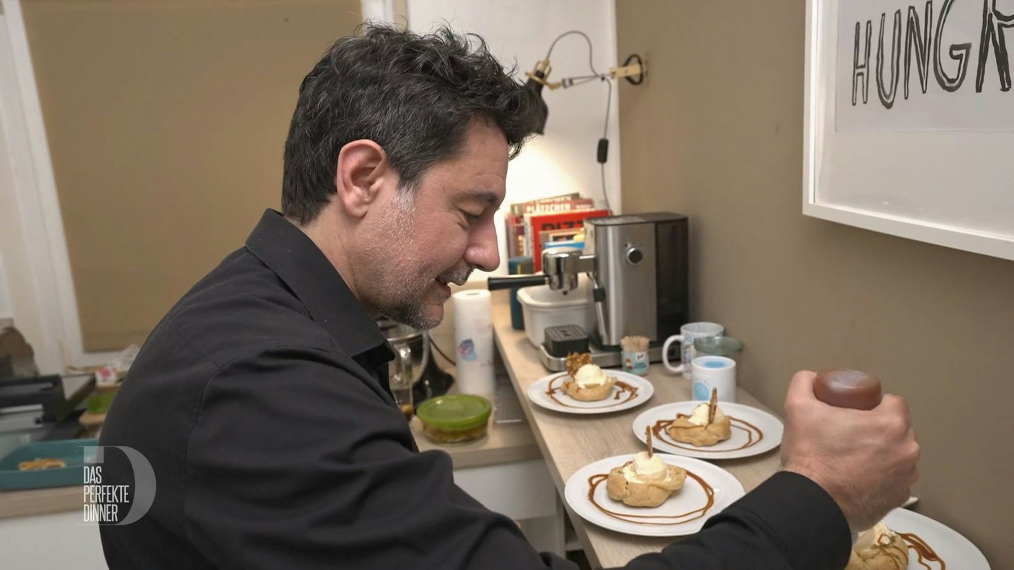 Erleichtert drückt Pau noch ein bisschen Salted Caramel Soße um sein Brandteig-Nest.
(Bild: RTL)