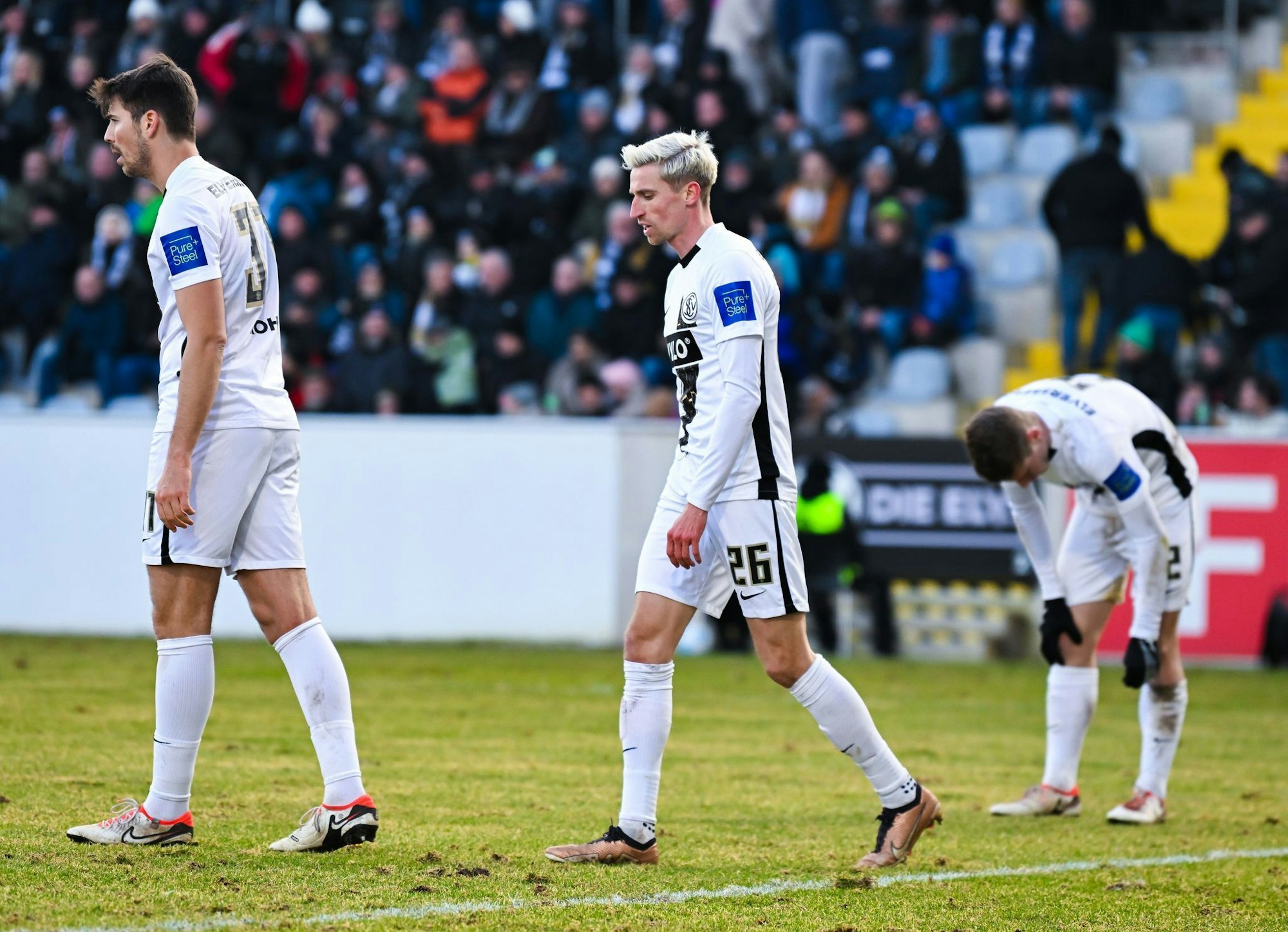 Arne Sicker (M) spielt künftig bei Arminia Bielefeld. (Archivbild)