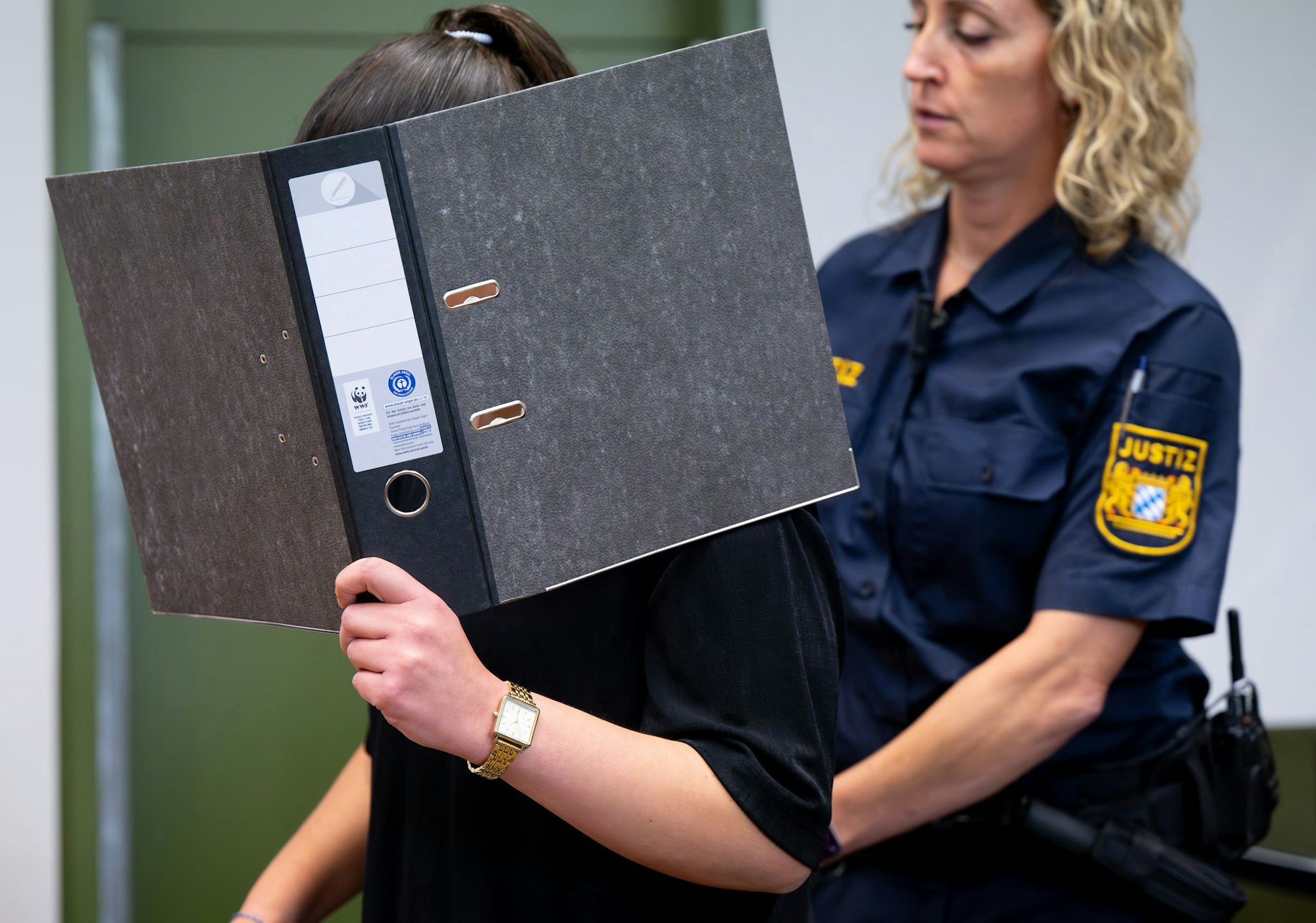 Sie ist wegen Diebstahls und Vortäuschens einer Straftat angeklagt.