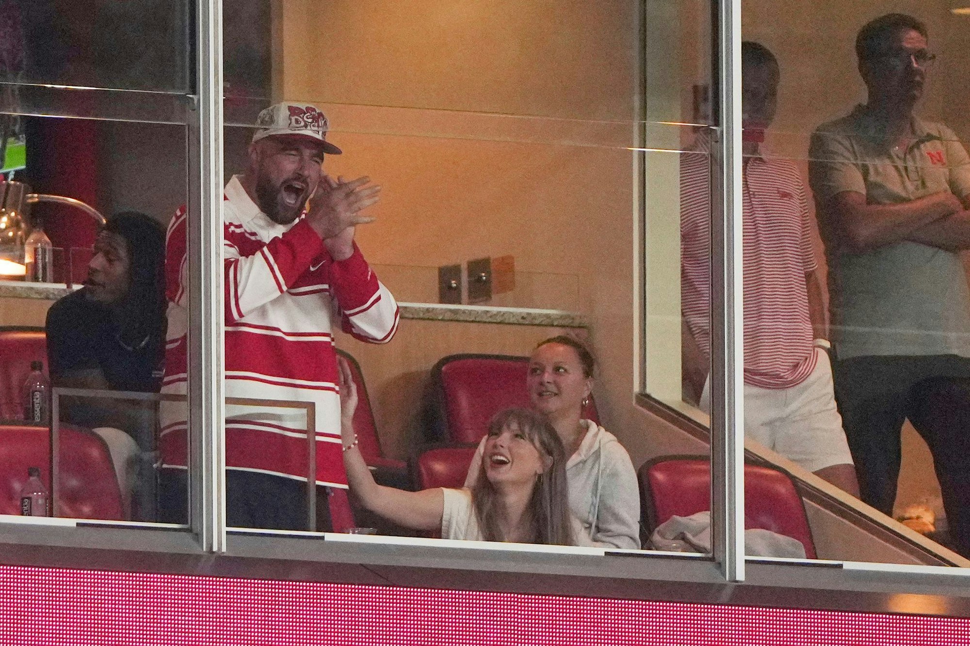 Er jubelt, sie wirft ihm einen verliebten Blick zu: Travis Kelce und Taylor Swift bei einem College-Football-Spiel.
