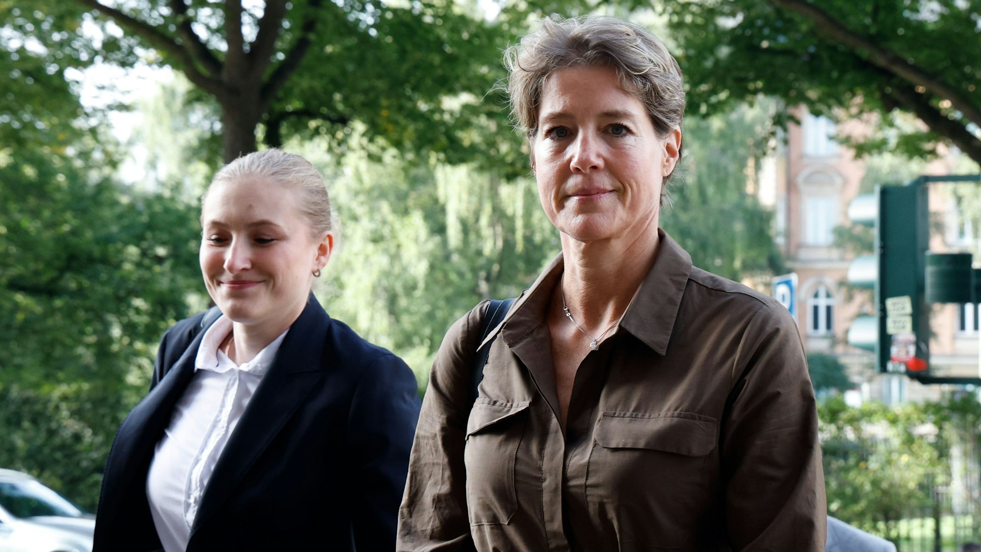 Millionenerbin Christina Block erscheint mit ihrer Anwältin Paula Wlodarek (l.) vor dem Landgericht in Hamburg.