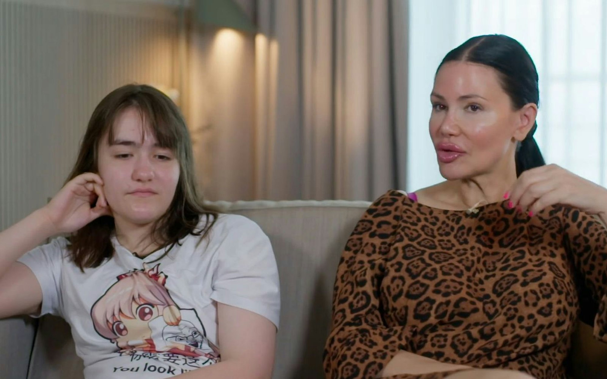 Jayda (links) und Djamila verstehen einander oft nicht. (Bild: VOX/ Screenshot)