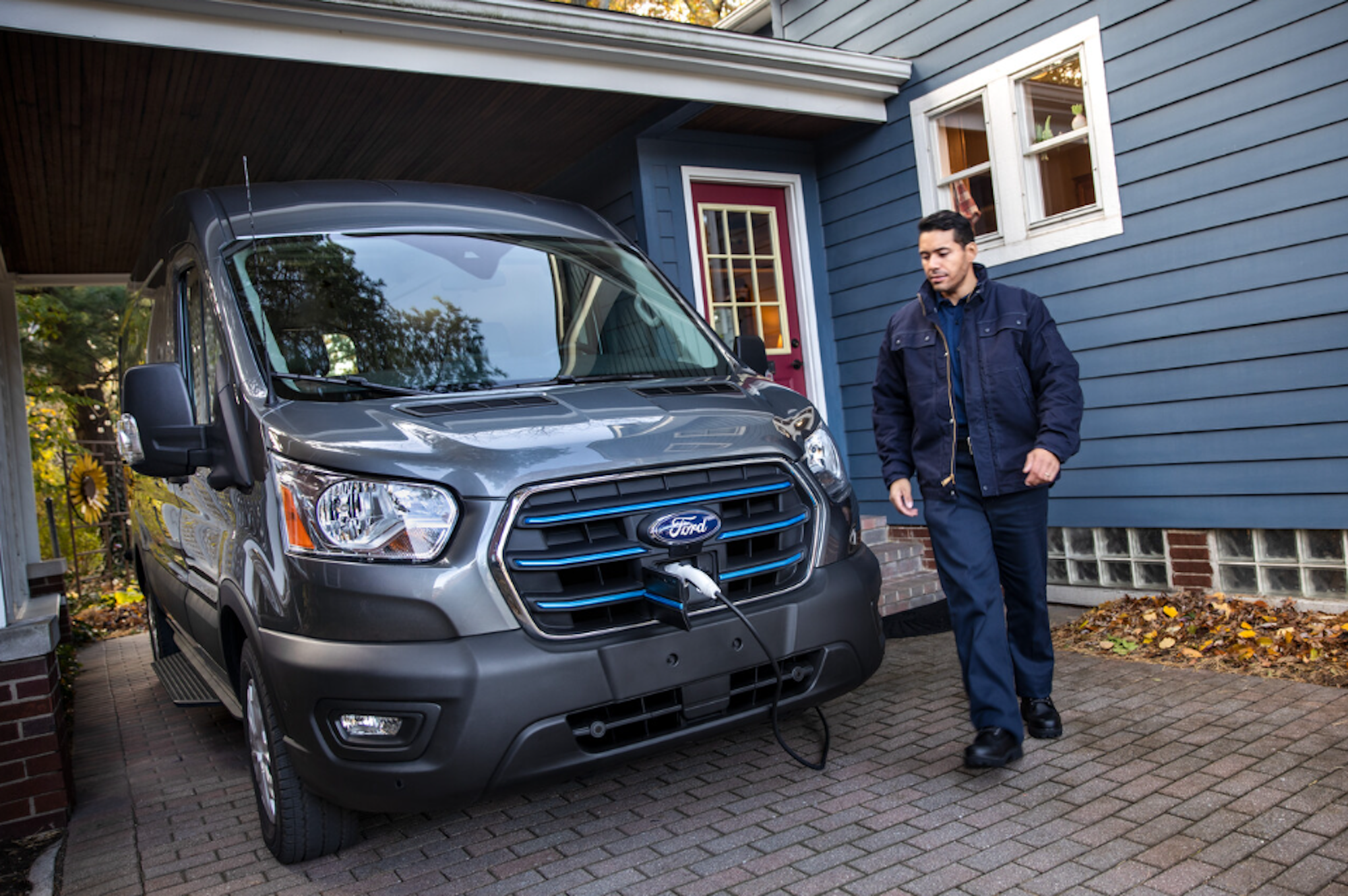 Grauer Ford E-Transit an einer Ladestation