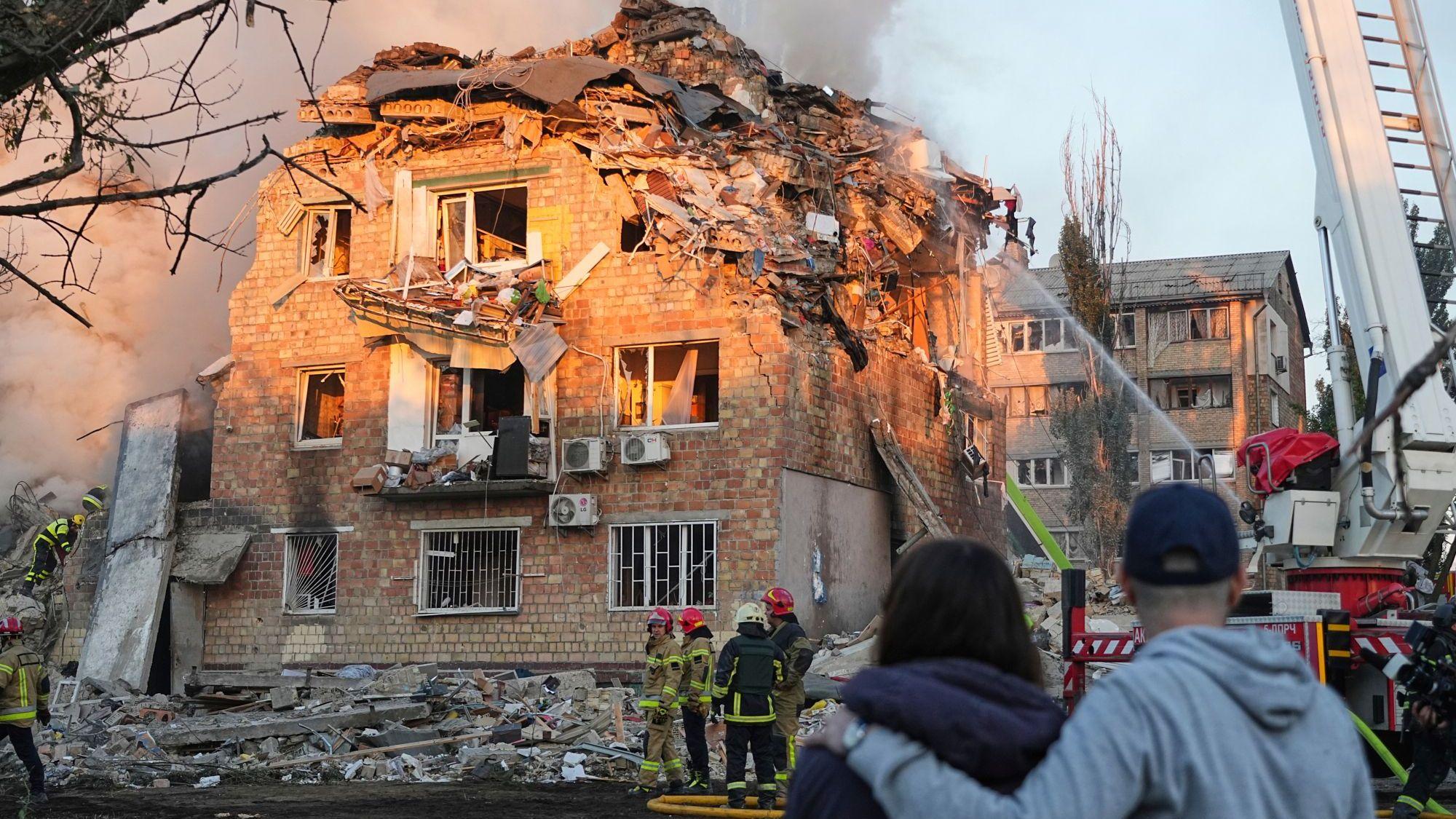 28.08.2025, Ukraine, Kiew: Feuerwehrleute arbeiten an einem brennenden Gebäude nach einem russischen Angriff. Foto: Efrem Lukatsky/AP/dpa +++ dpa-Bildfunk +++