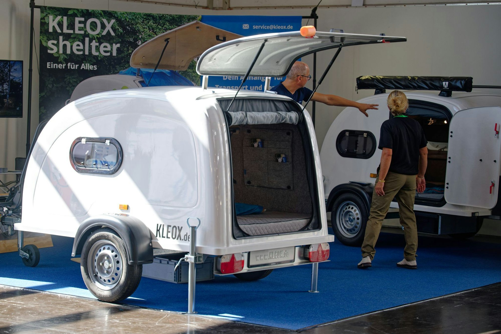 In diesem Mini-Campinganhänger können zwei Erwachsene schlafen.