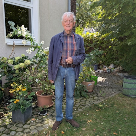 Hans Klose im Garten seines Bürriger Hauses