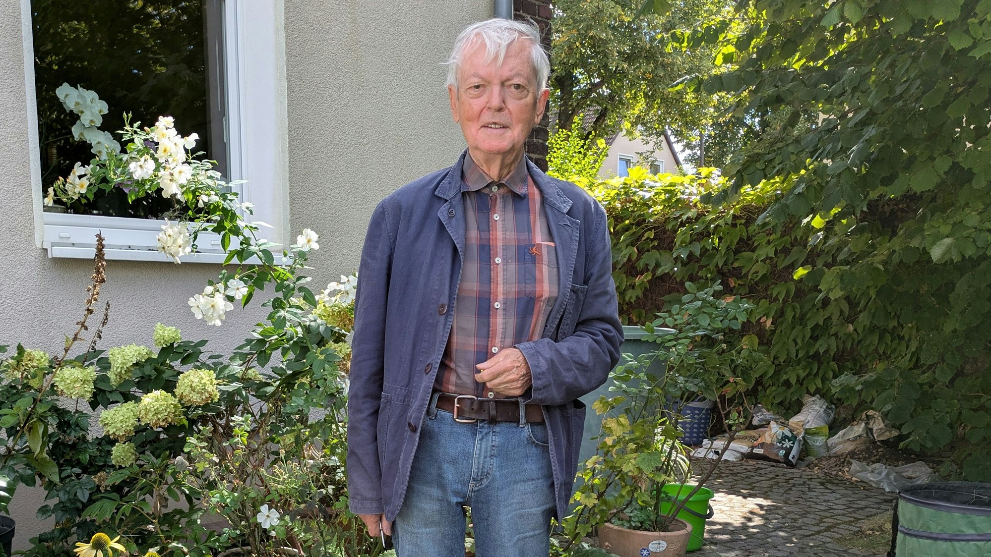 Hans Klose im Garten seines Bürriger Hauses