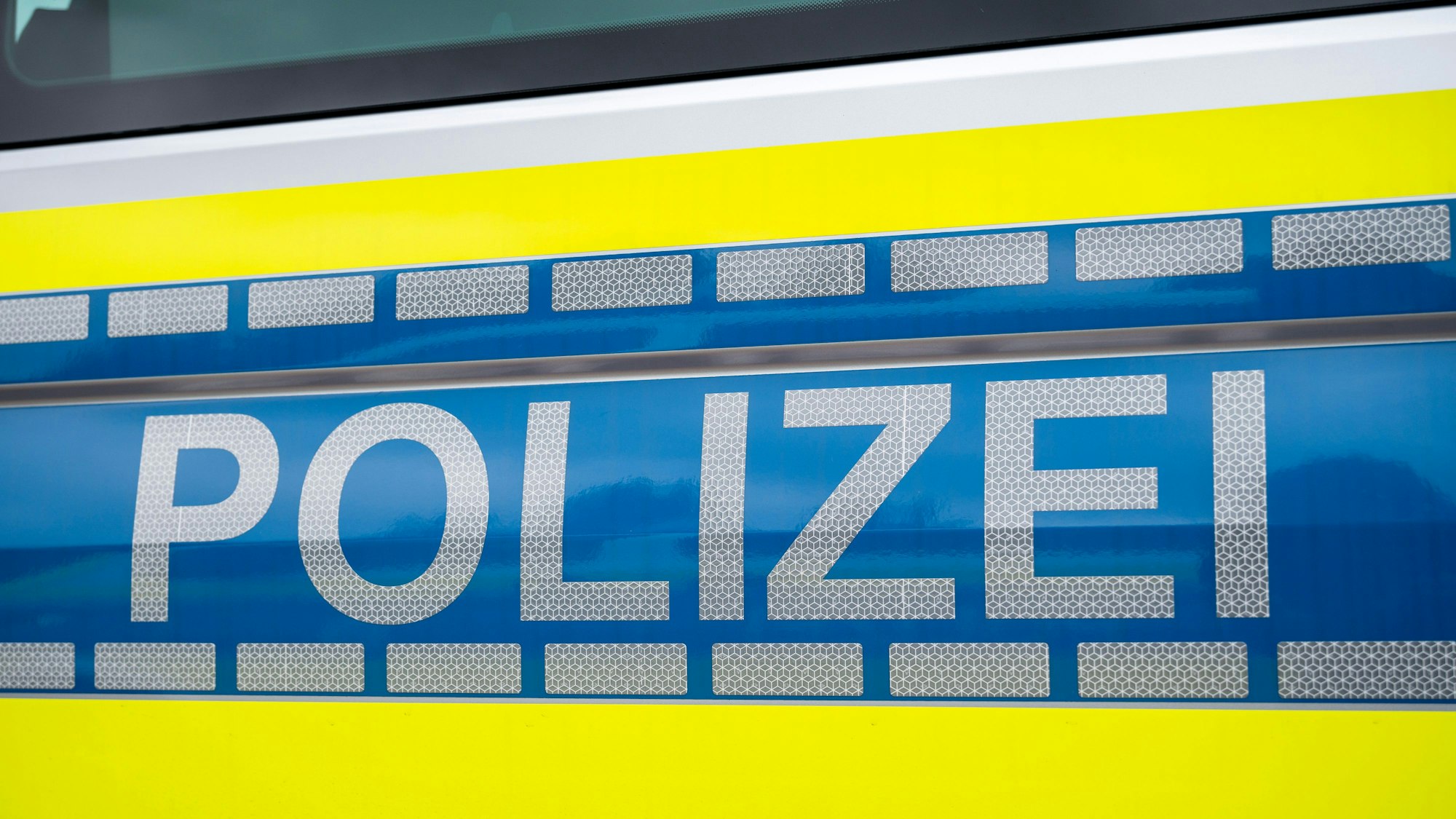 Unbekannte sind wohl zwischen Mittwochabend und Donnerstagmorgen in eine Lagerhalle in Burscheid-Linde eingebrochen und haben mehrere Werkzeugmaschinen und Messing gestohlen.