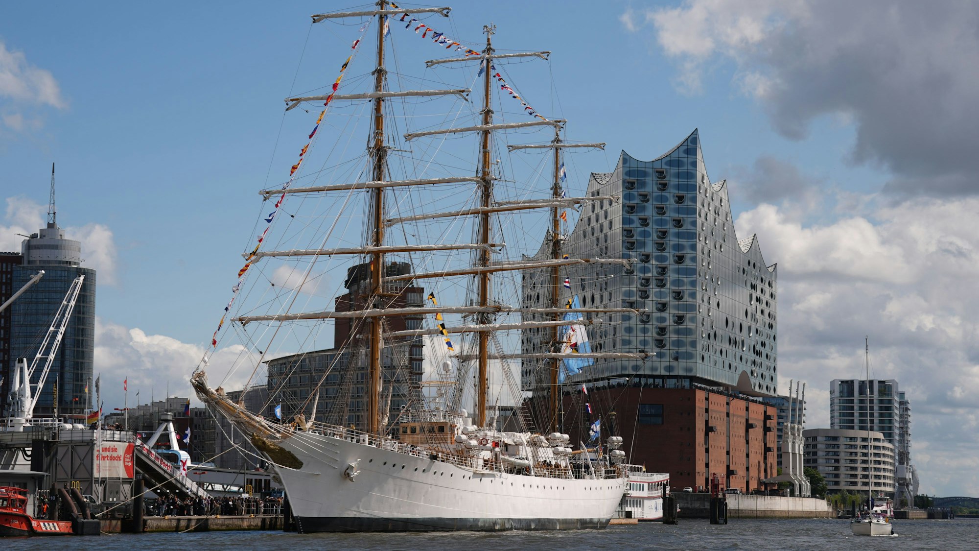 Blick auf ein Segelschiff im Hamburger Hafen vor der Elbphilharmonie