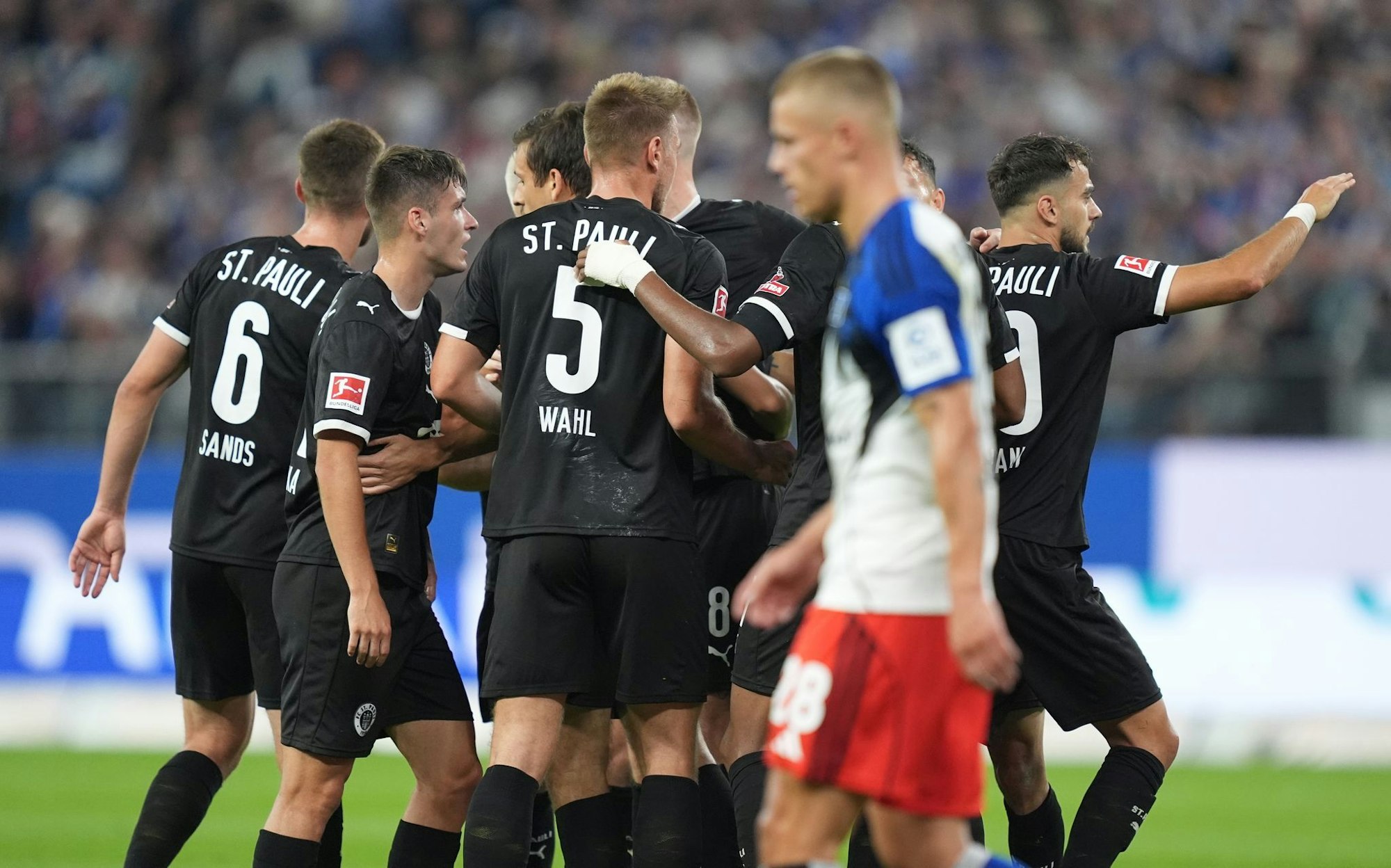 St. Paulis Spieler jubeln nach dem Treffer zum 0:1.
