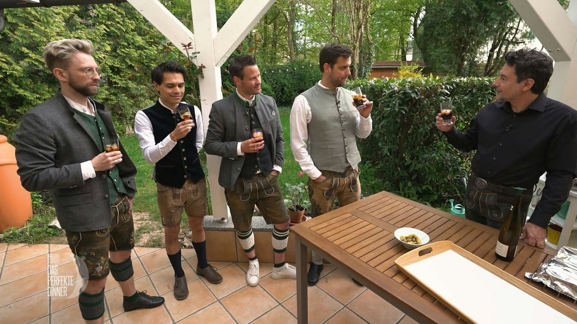Mit einem katalanischen Wermut beginnt das katalanische Dinner, von links: Basti, Lars, Timo, Marco und Pau.
(Bild: RTL)
