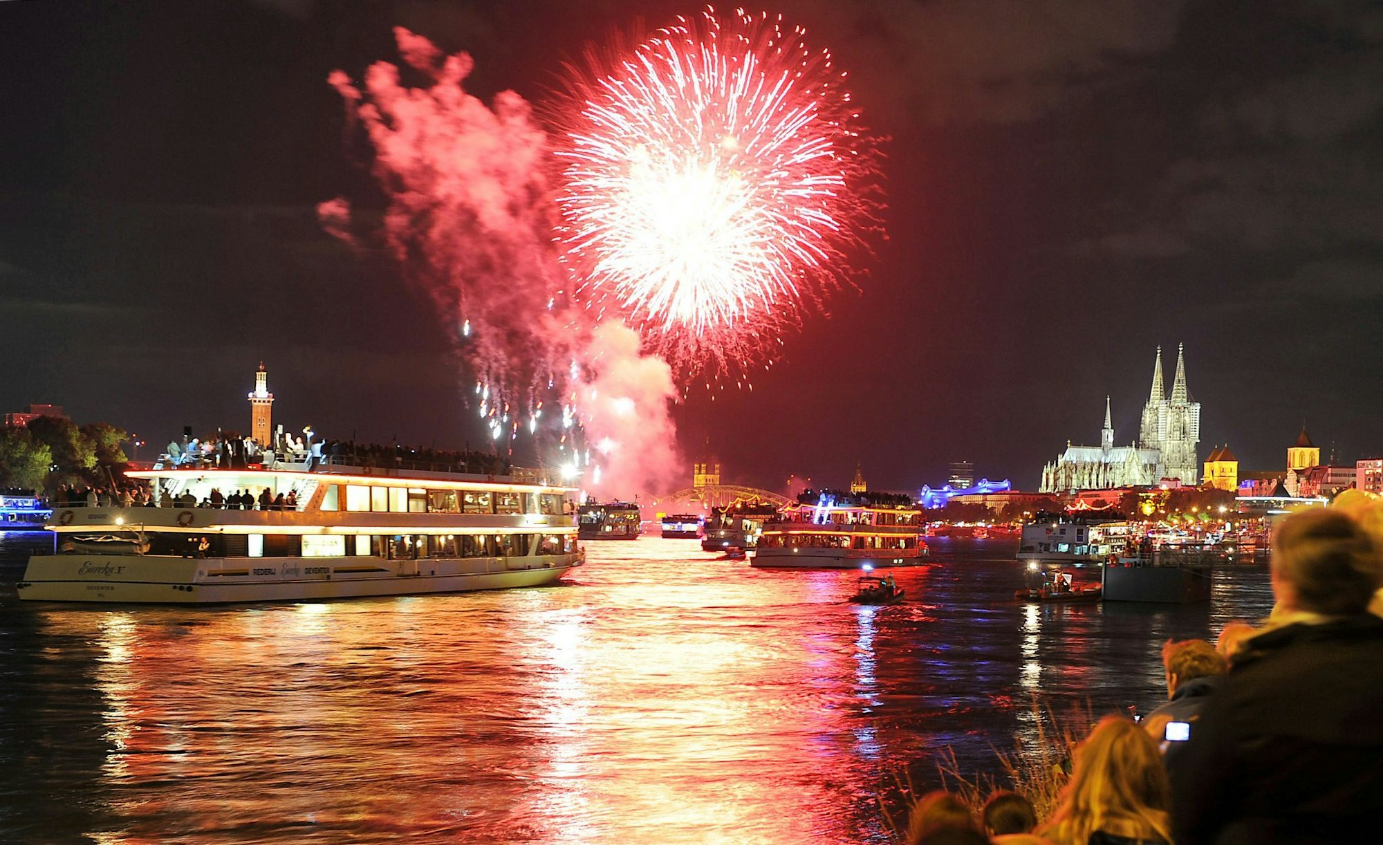 Erstmals seit sechs Jahren sollen am Samstagabend wieder die Kölner Lichter stattfinden (Archivbild).