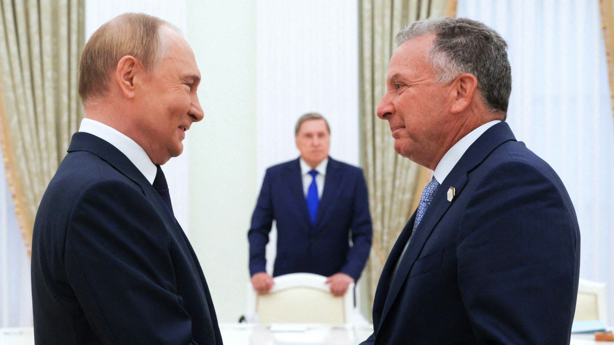 Kremlchef Wladimir Putin zusammen mit Steve Witkoff im August im Kreml. Im Hintergrund ist Putins Berater Juri Uschakow zu sehen. (Archivbild)