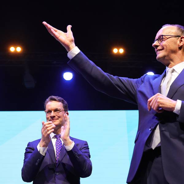 Bundeskanzler Friedrich Merz und NRW-Ministerpräsident Hendrik Wüst (CDU), Ministerpräsident von Nordrhein-Westfalen, nach seiner Rede bei einer Wahlkampfveranstaltung der CDU