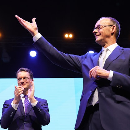 Bundeskanzler Friedrich Merz und NRW-Ministerpräsident Hendrik Wüst (CDU), Ministerpräsident von Nordrhein-Westfalen, nach seiner Rede bei einer Wahlkampfveranstaltung der CDU