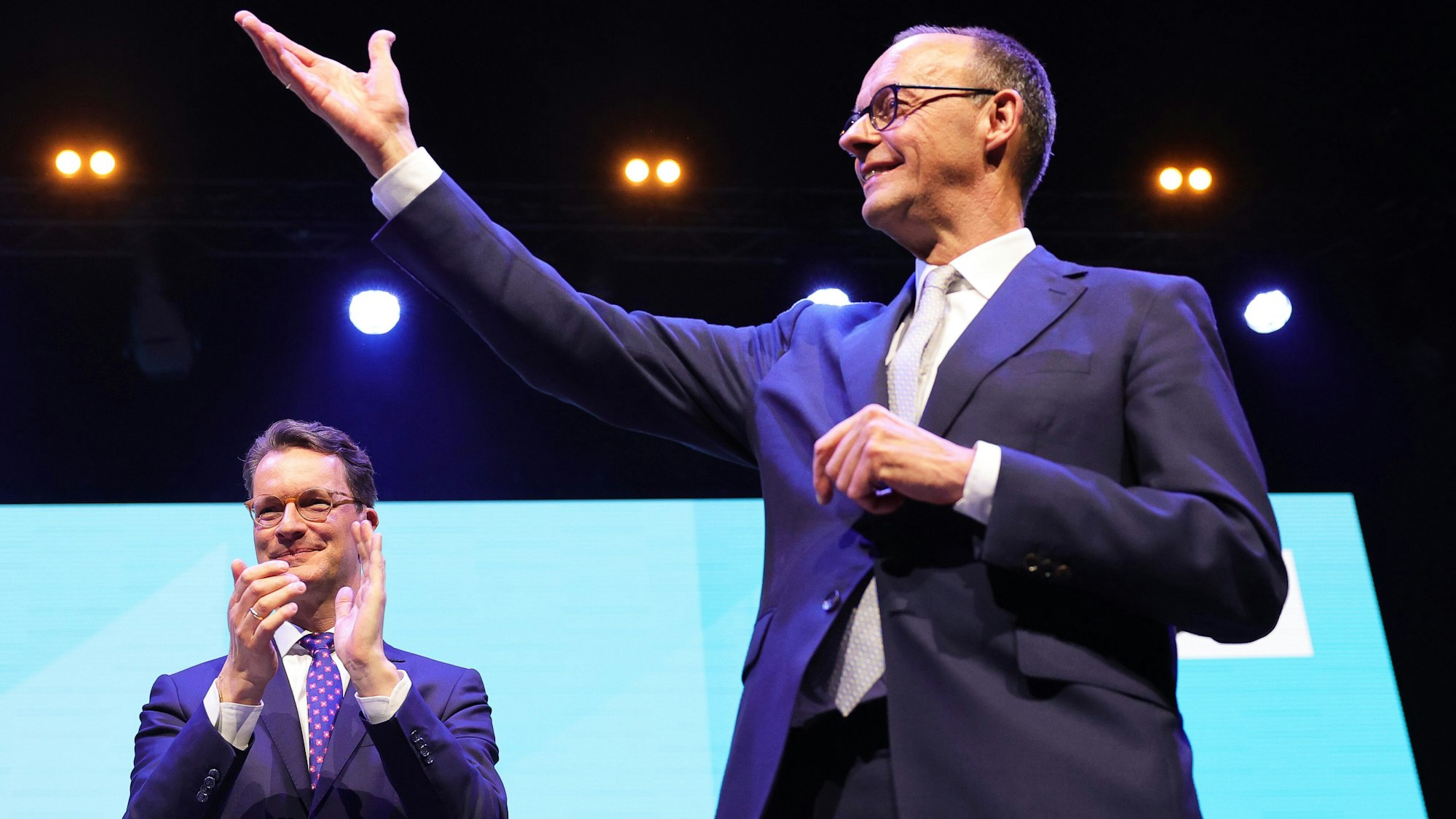 Bundeskanzler Friedrich Merz und NRW-Ministerpräsident Hendrik Wüst (CDU), Ministerpräsident von Nordrhein-Westfalen, nach seiner Rede bei einer Wahlkampfveranstaltung der CDU