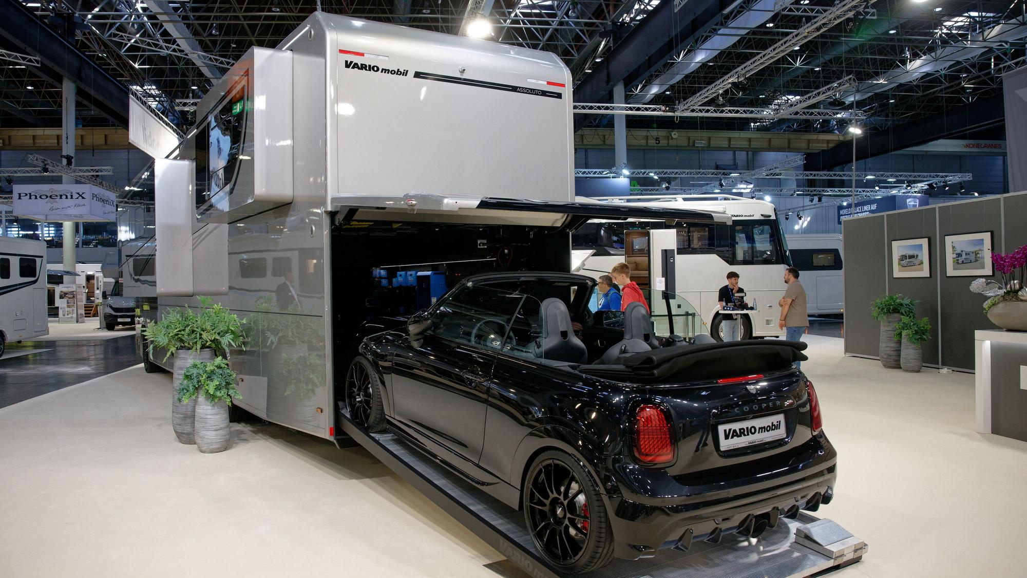 Ein Mini steht in der Garageneinfahrt des Reisemobils Perfect 1200 Assoluto.