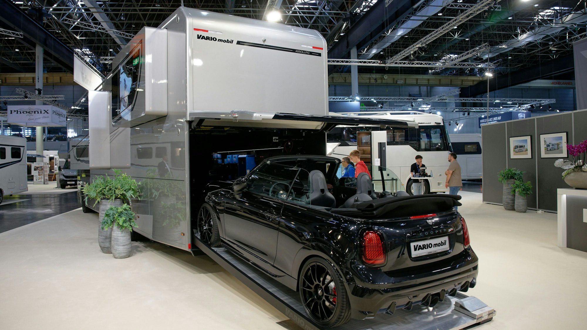 Ein Mini steht in der Garageneinfahrt des Reisemobils Perfect 1200 Assoluto.