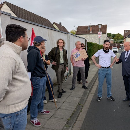 Stefan Hebbel und Rainer Wendt (v.r.) stellten sich den Demonstrantinnen und Demonstranten um Varol Kiyar (3.v.r).