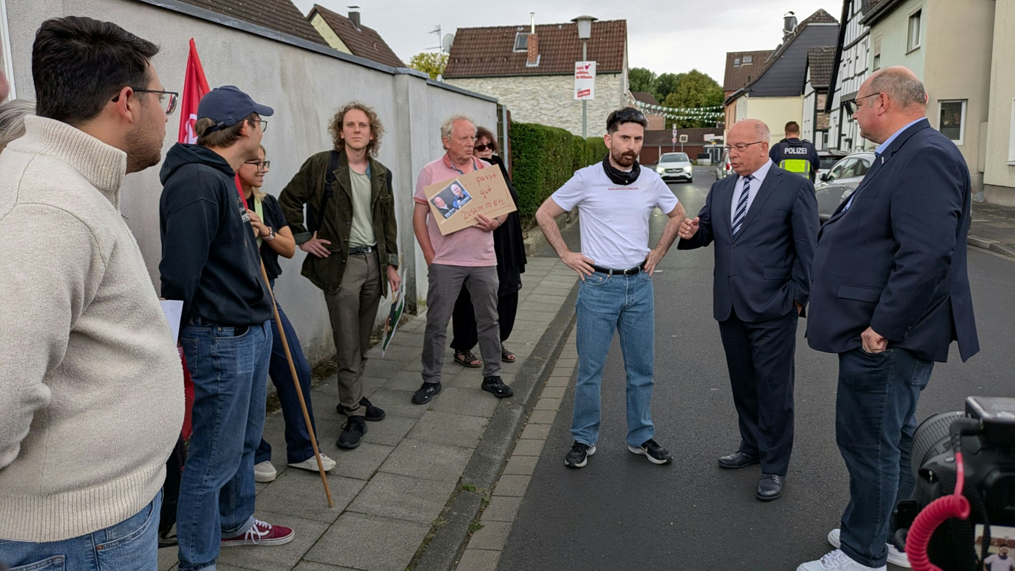 Stefan Hebbel und Rainer Wendt (v.r.) stellten sich den Demonstrantinnen und Demonstranten um Varol Kiyar (3.v.r).