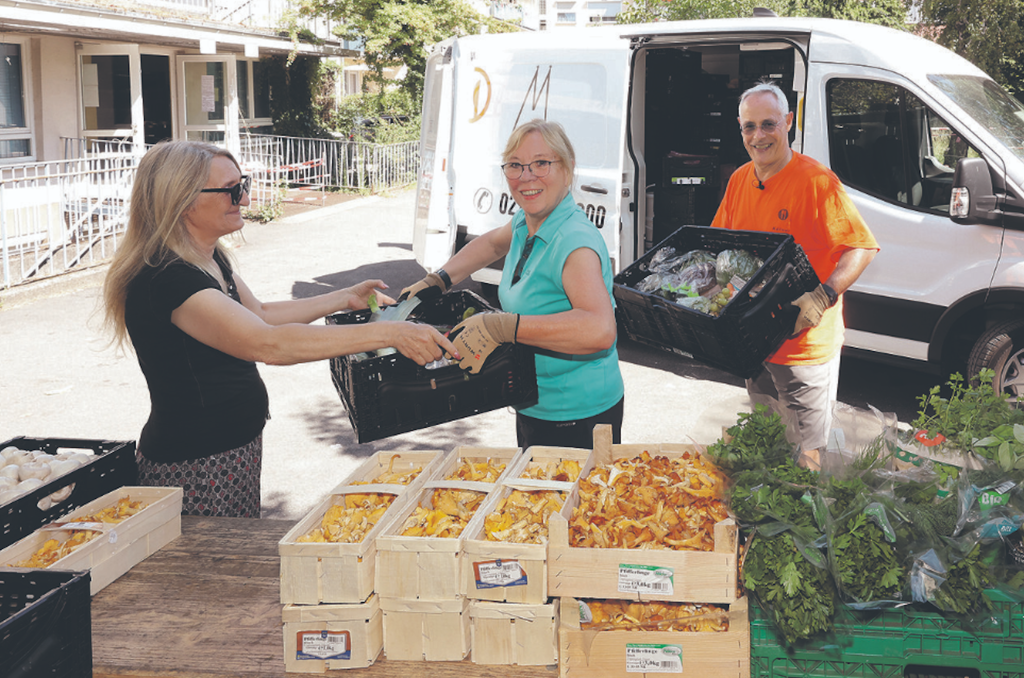 Der Ford Transit wird mit unterschiedlichen Nahrungsmitteln in Kisten beladen.