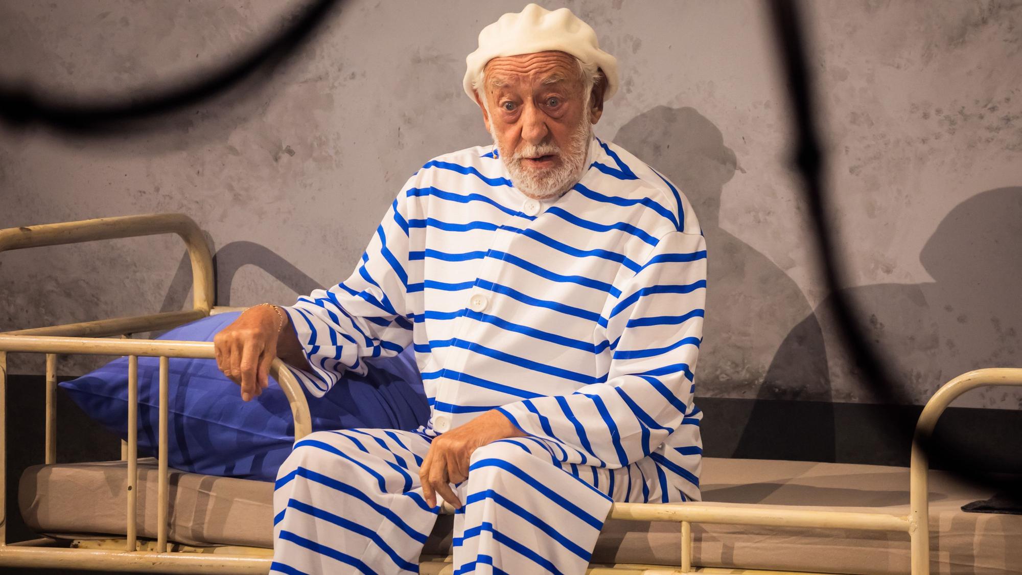 27.03.2025, Berlin: Dieter Hallervorden, Schauspieler, tritt mit dem Sketch Palim-Palim bei der Aufzeichnung von «75 Jahre ARD - Die große Jubiläumsshow» im Studio Berlin-Adlershof auf.