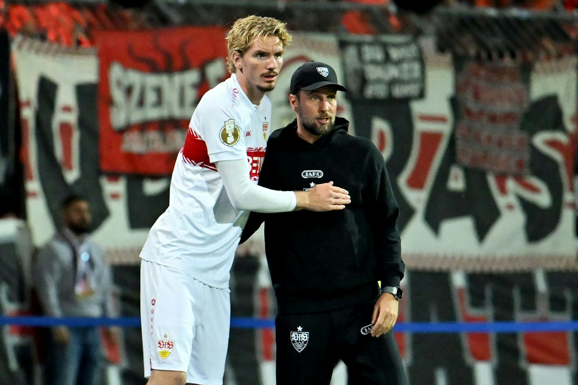 Künftig nicht mehr Seite an Seite: Nick Woltemade und VfB-Coach Sebastian Hoeneß.