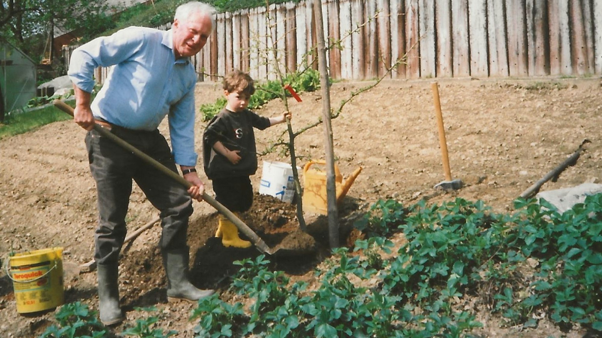 Immer schon ein Herz und eine Seele: Der Start-up-Gründer Phil Janßen als vierjähriger Junge 1998 mit seinem Opa Heinz Schlechtingen bei der Gartenarbeit in Morsbach-Lichtenberg.