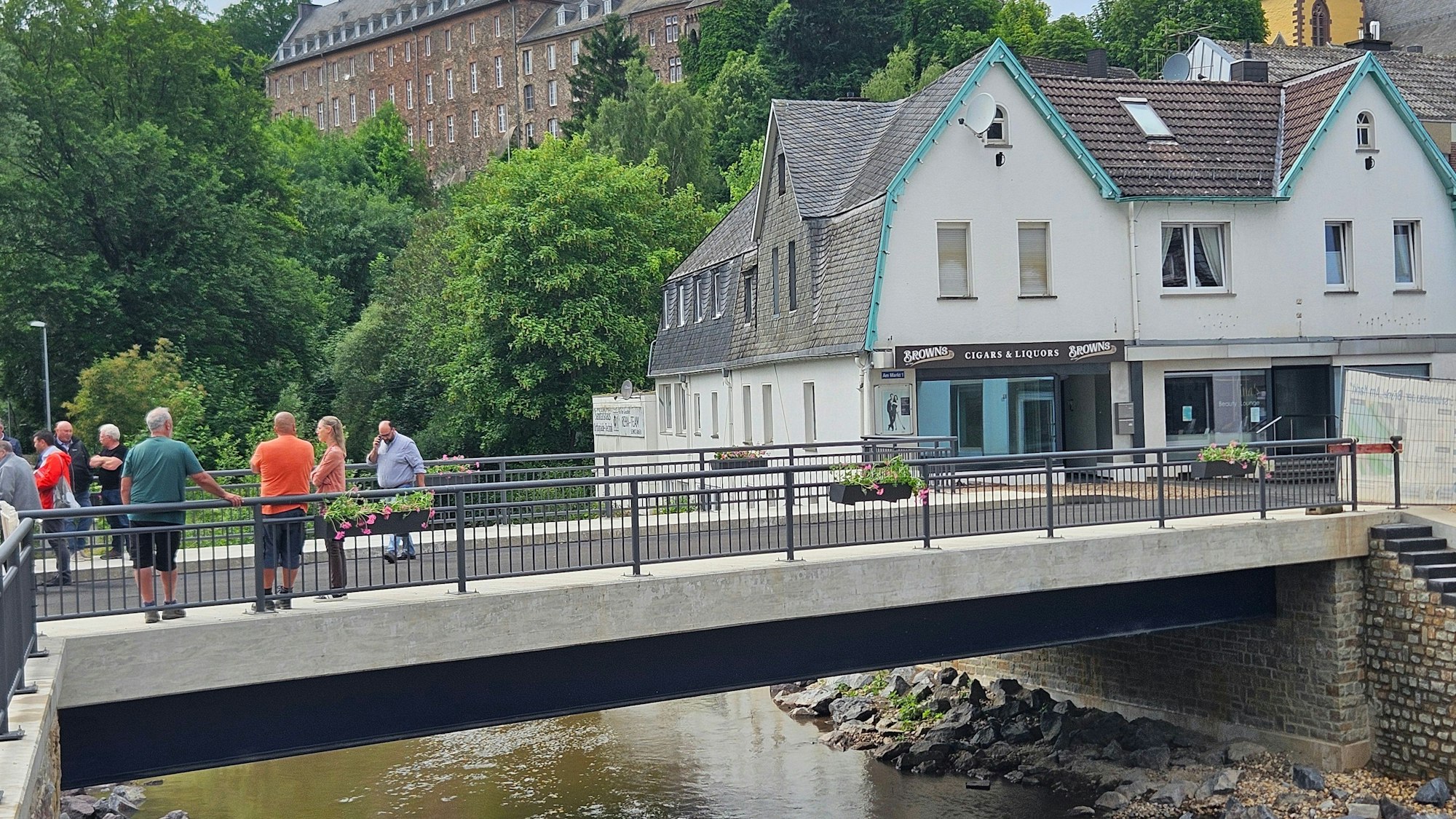 Blick auf die neue Sturmiusbrücke am Markt in Schleiden.