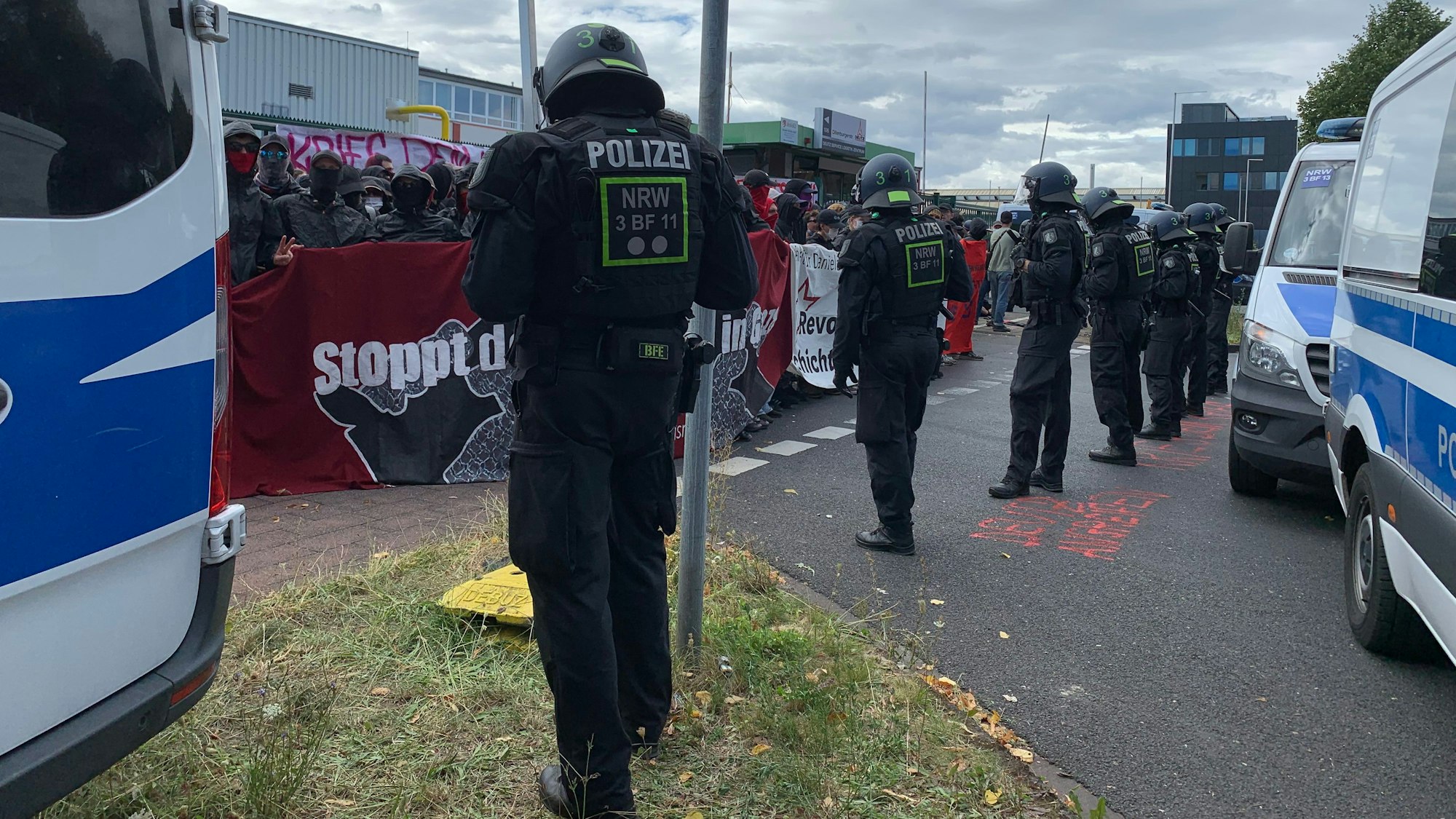 Linke Aktivisten blockieren am Freitag (29.8.) eine Zufahrt zur Deutz AG in Kalk.