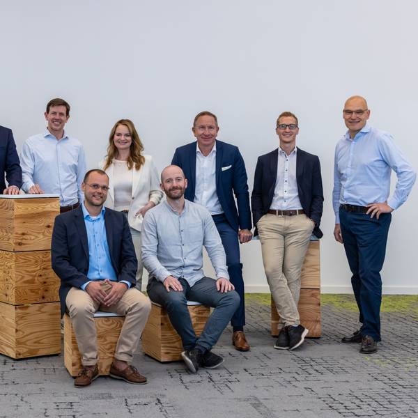 Das Foto zeigt eine Personengruppe vor einem Transparent.