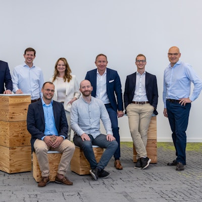 Das Foto zeigt eine Personengruppe vor einem Transparent.